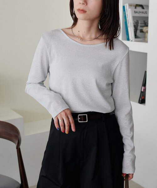 DISCOAT(ディスコート)の「【WEB限定】前後2WAYラメプルオーバー(Tシャツ/カットソー・レディース・グレイッシュベージュ/ブラック/シルバー・FREE)」の15枚目の写真