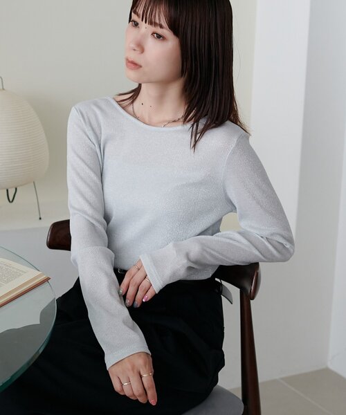 DISCOAT(ディスコート)の「【WEB限定】前後2WAYラメプルオーバー(Tシャツ/カットソー・レディース・グレイッシュベージュ/ブラック/シルバー・FREE)」の14枚目の写真