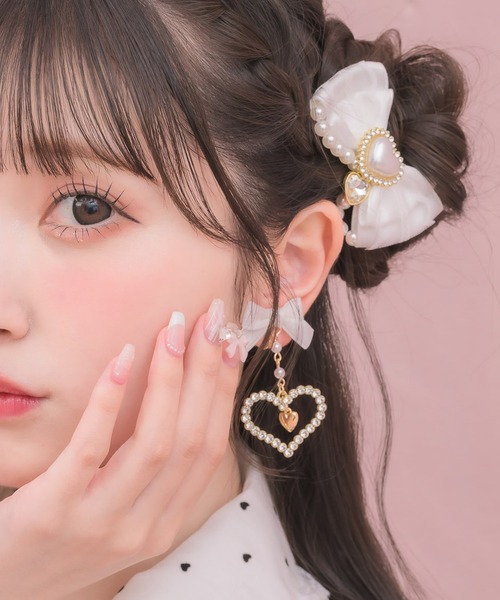 ROJITA(ロジータ)の「ハートビジューリボンイヤリング(イヤリング・レディース・ホワイト/ブラック/ピンク・FREE)」の2枚目の写真