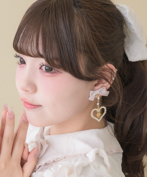 ROJITA(ロジータ)の「ハートビジューリボンイヤリング(イヤリング・レディース・ホワイト/ブラック/ピンク・FREE)」の14枚目の写真