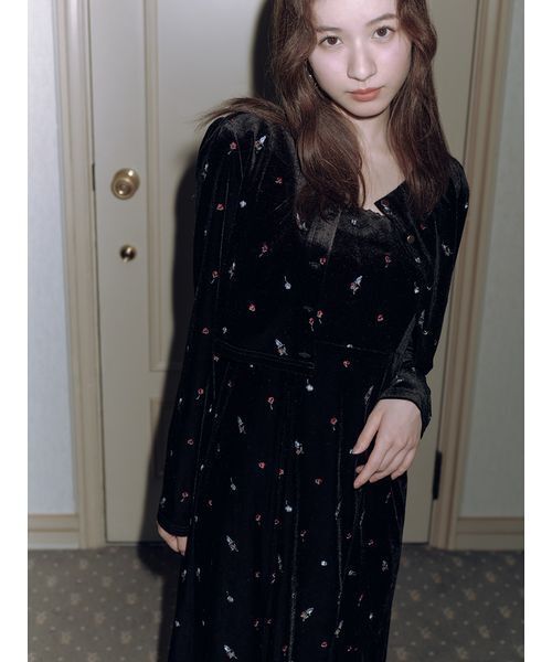 LILY BROWN(リリーブラウン)の「ベロア刺繍ワンピース(ワンピース・レディース・ブルー/ブラック/アイボリー・F)」の5枚目の写真