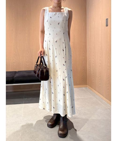 LILY BROWN(リリーブラウン)の「ベロア刺繍ワンピース(ワンピース・レディース・ブルー/ブラック/アイボリー・F)」の2枚目の写真