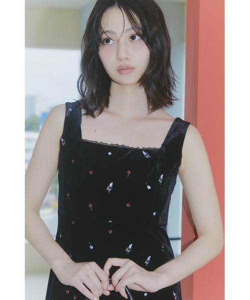 LILY BROWN(リリーブラウン)の「ベロア刺繍ワンピース(ワンピース・レディース・ブルー/ブラック/アイボリー・F)」の7枚目の写真