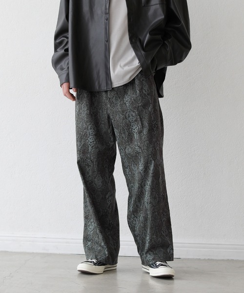 THE CASUAL(カジュアル)の「TRストレッチ タックルーズ ワイドテーパード スラックスパンツ(スラックス・メンズ・カーキ/ストライプ/ブラック/グレー/ネイビー/テラコッタ/ワイン/チャコール/ベージュ/チェック/ベージュ系その他/ブラウン/グリーン系その他/インディゴブルー/ダークインディゴブルー/ワンウォッシュ/ブラック系その他/ベージュ系その他2/グレー系その他/ベージュ系その他3/ベージュ系その他4/ブラック系その他2/ブラウン系その他2/ブルー系その他/ブラウン系その他/ベージュ系その他5/ベージュ系その他6/ブラック系その他3/ブラック系その他4/ブラック系その他5/グレー系その他2/レッド系その他/グリーン系その他2/グリーン系その他3/ブルー系その他2/ブルー系その他3/ホワイト系その他/オフホワイト/ブラウン系その他3/ブラウン系その他4・M/L/XL/S)」の8枚目の写真