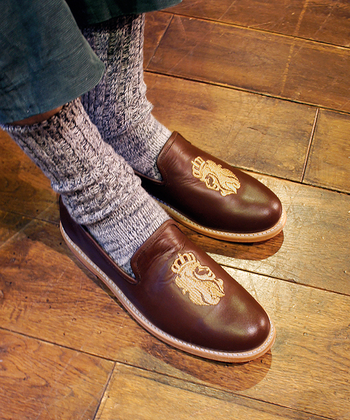 CIAOPANIC（チャオパニック）の「【CAMINAND】EmbroiderySlipOn（その他シューズ・メンズ・ブラウン/ブラック・9/8）」の2枚目の写真