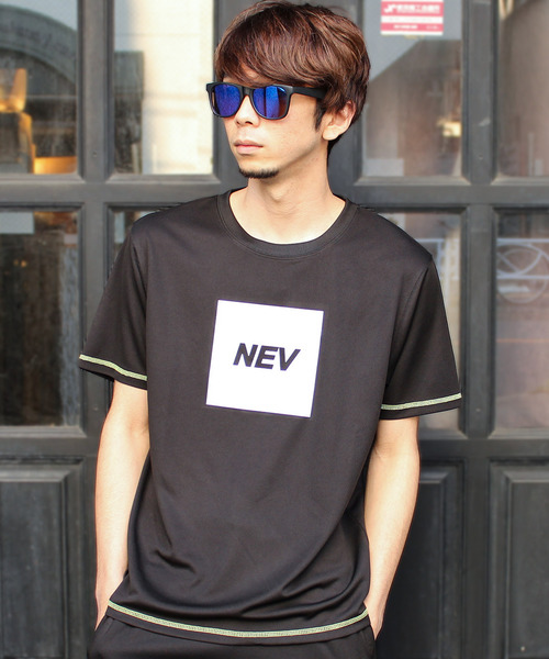 NEV(ネブ)の「DRY MESH リフレクターロゴプリント 半袖Tシャツ カットソー(Tシャツ/カットソー・メンズ・ネイビー/ブラック/オフホワイト・L/XL/M)」の1枚目の写真