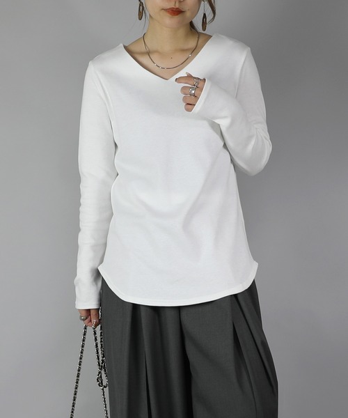 and it_(アンドイット)の「BeコルテVネックデイリーロングカットソー(長袖)(Tシャツ/カットソー・レディース・ブラック/杢グレー/オフホワイト/チャコール/カーキブラウン/ブルー・L/M/LL)」の2枚目の写真