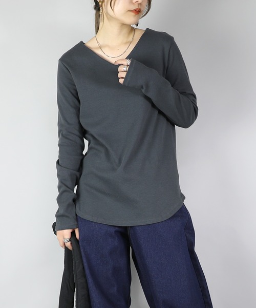 and it_(アンドイット)の「BeコルテVネックデイリーロングカットソー(長袖)(Tシャツ/カットソー・レディース・ブラック/杢グレー/オフホワイト/チャコール/カーキブラウン/ブルー・L/M/LL)」の4枚目の写真