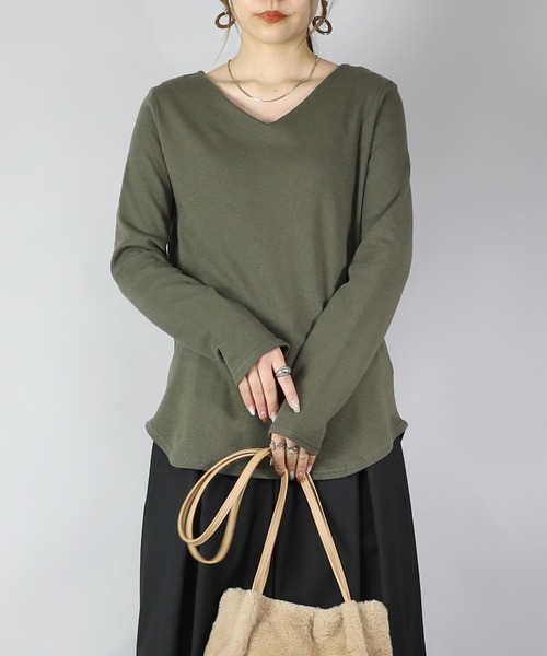 and it_(アンドイット)の「BeコルテVネックデイリーロングカットソー(長袖)(Tシャツ/カットソー・レディース・ブラック/杢グレー/オフホワイト/チャコール/カーキブラウン/ブルー・L/M/LL)」の5枚目の写真