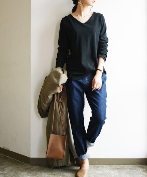 and it_(アンドイット)の「BeコルテVネックデイリーロングカットソー(長袖)(Tシャツ/カットソー・レディース・ブラック/杢グレー/オフホワイト/チャコール/カーキブラウン/ブルー・L/M/LL)」の10枚目の写真