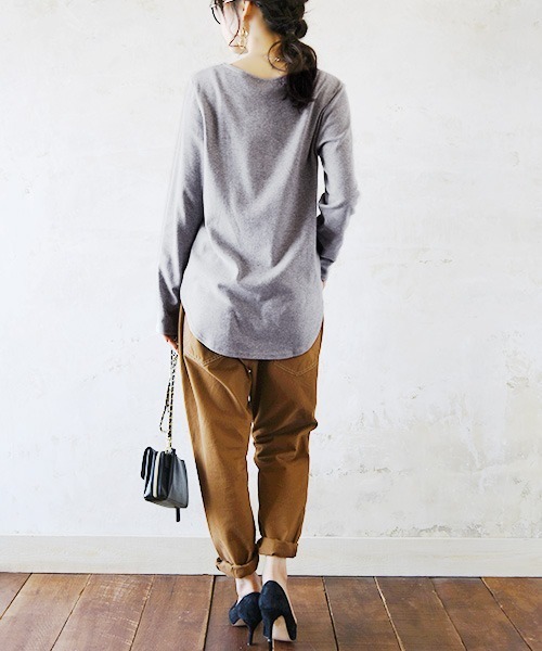 and it_(アンドイット)の「BeコルテVネックデイリーロングカットソー(長袖)(Tシャツ/カットソー・レディース・ブラック/杢グレー/オフホワイト/チャコール/カーキブラウン/ブルー・L/M/LL)」の14枚目の写真