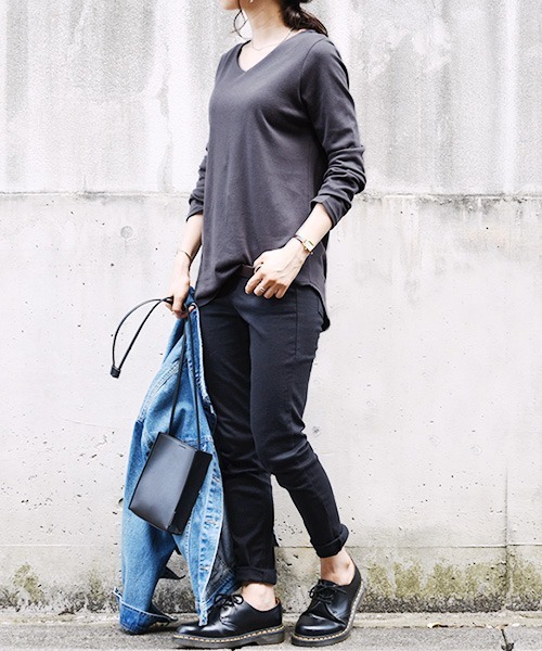 and it_(アンドイット)の「BeコルテVネックデイリーロングカットソー(長袖)(Tシャツ/カットソー・レディース・ブラック/杢グレー/オフホワイト/チャコール/カーキブラウン/ブルー・L/M/LL)」の15枚目の写真