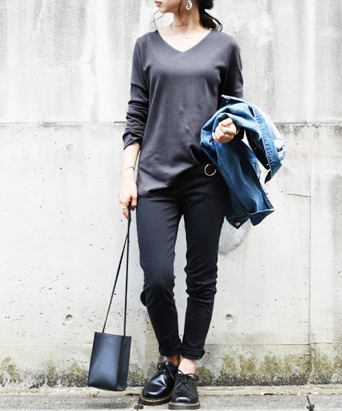 and it_(アンドイット)の「BeコルテVネックデイリーロングカットソー(長袖)(Tシャツ/カットソー・レディース・ブラック/杢グレー/オフホワイト/チャコール/カーキブラウン/ブルー・L/M/LL)」の16枚目の写真