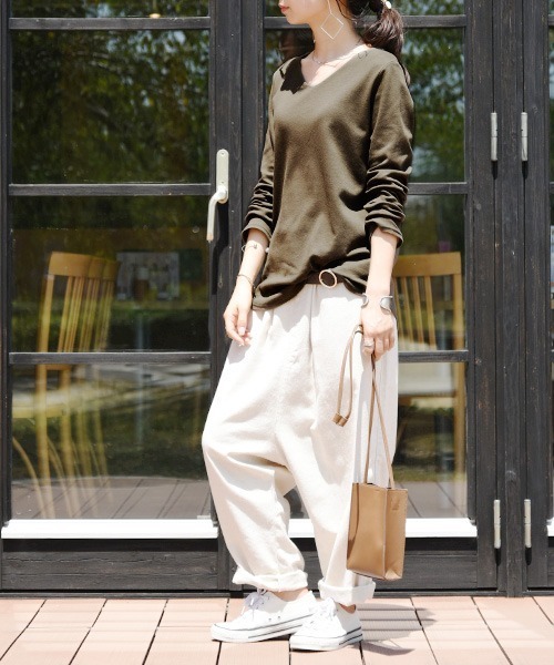 and it_(アンドイット)の「BeコルテVネックデイリーロングカットソー(長袖)(Tシャツ/カットソー・レディース・ブラック/杢グレー/オフホワイト/チャコール/カーキブラウン/ブルー・L/M/LL)」の18枚目の写真