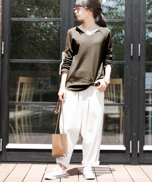 and it_(アンドイット)の「BeコルテVネックデイリーロングカットソー(長袖)(Tシャツ/カットソー・レディース・ブラック/杢グレー/オフホワイト/チャコール/カーキブラウン/ブルー・L/M/LL)」の19枚目の写真