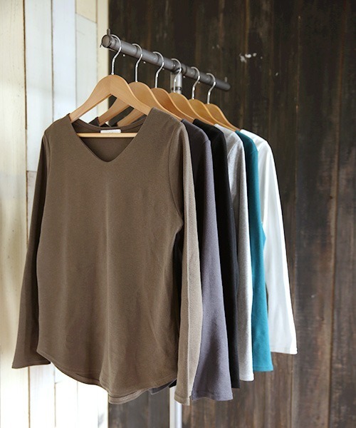 and it_(アンドイット)の「BeコルテVネックデイリーロングカットソー(長袖)(Tシャツ/カットソー・レディース・ブラック/杢グレー/オフホワイト/チャコール/カーキブラウン/ブルー・L/M/LL)」の21枚目の写真