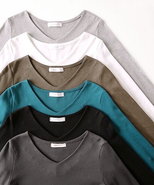 and it_(アンドイット)の「BeコルテVネックデイリーロングカットソー(長袖)(Tシャツ/カットソー・レディース・ブラック/杢グレー/オフホワイト/チャコール/カーキブラウン/ブルー・L/M/LL)」の22枚目の写真