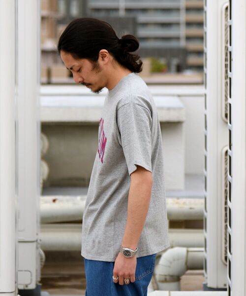 Russell Athletic（ラッセルアスレティック）の「【WEB限定/SHIPS別注】RUSSELL ATHLETIC: カレッジ プリント Tシャツ（Tシャツ/カットソー・メンズ・ホワイト/ブラック/グレー/オフホワイト・SMALL/MEDIUM/LARGE/X-LARGE）」の22枚目の写真