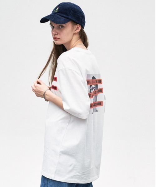 ONA（オーエヌエー）の「『ONA/オーエヌエー』IT JUST SHORT SLEEVE TEE/バックプリント半袖Tシャツ（Tシャツ/カットソー・メンズ・ホワイト/ブラック・M/L）」の8枚目の写真