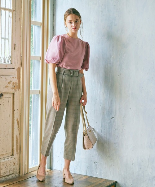 BE RADIANCE（ビーラディエンス）の「ベルト付タックパンツ（その他パンツ・レディース・グレー/ピンク/ブラウン/ブルー・FREE）」の2枚目の写真