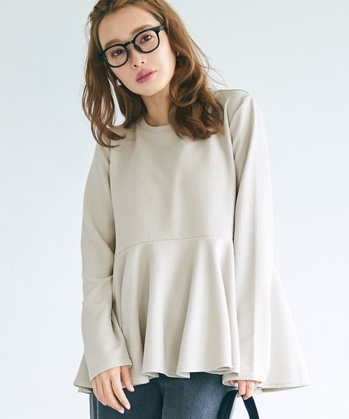 coca（coca）（コカ）の「＼お気に入り2万越え・再入荷／エンボス加工裾フレアトップス（Tシャツ/カットソー・レディース・ブラック/ライトグレー/ライトベージュ/グレー/ブラウン/ラベンダー/ネイビー・M/L/S）」の3枚目の写真