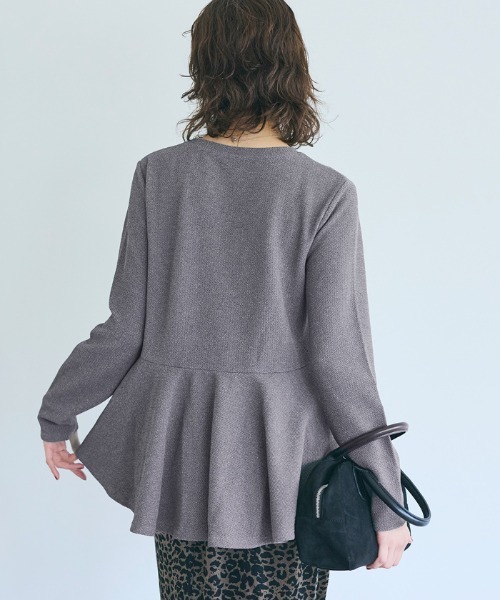 coca（coca）（コカ）の「＼お気に入り2万越え・再入荷／エンボス加工裾フレアトップス（Tシャツ/カットソー・レディース・ブラック/ライトグレー/ライトベージュ/グレー/ブラウン/ラベンダー/ネイビー・M/L/S）」の16枚目の写真