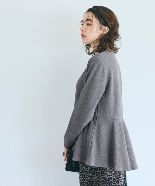 coca（coca）（コカ）の「＼お気に入り2万越え・再入荷／エンボス加工裾フレアトップス（Tシャツ/カットソー・レディース・ブラック/ライトグレー/ライトベージュ/グレー/ブラウン/ラベンダー/ネイビー・M/L/S）」の17枚目の写真