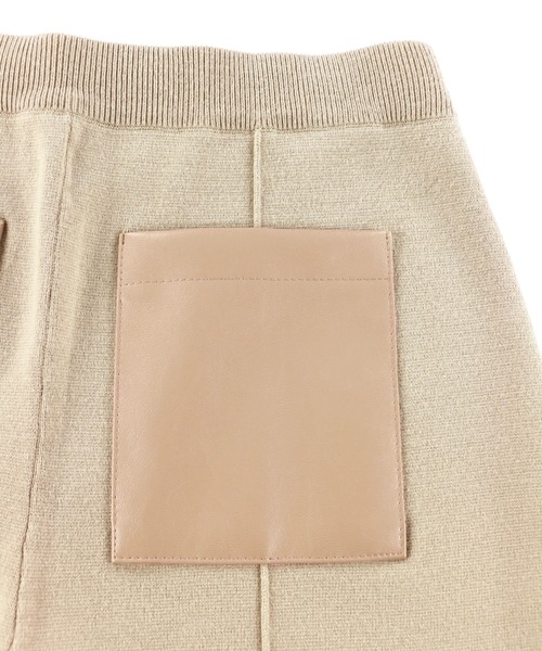 ALEXIA STAM（アリシアスタン）の「【ViVi 1月号掲載】Fake Leather Pocket Rib Knit Pants/フェイクレザーポケットリブニットパンツ（その他パンツ・レディース・ブラック/ベージュ/ブルー・S/M）」の4枚目の写真