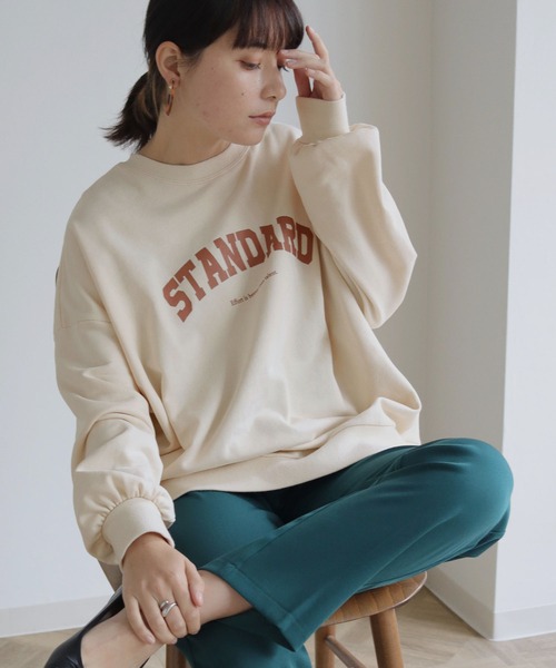 HER CLOSET(ハークローゼット)の「【shemoshelly】裏毛クルーネック"STANDARD"ロゴスウェット(スウェット・レディース・チャコールグレー/ブラック/グリーン/ヘザーグレー/ホワイト系その他・M)」の2枚目の写真