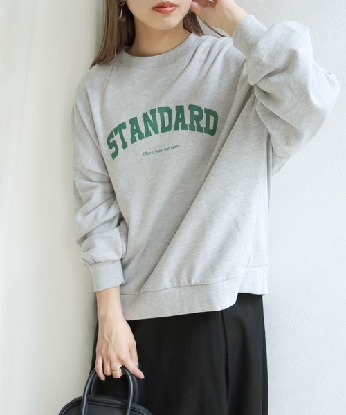 HER CLOSET(ハークローゼット)の「【shemoshelly】裏毛クルーネック"STANDARD"ロゴスウェット(スウェット・レディース・チャコールグレー/ブラック/グリーン/ヘザーグレー/ホワイト系その他・M)」の4枚目の写真