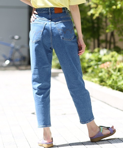 EDWIN(エドウィン)の「EDWIN マムズデニムパンツ 【EDWIN×チチカカ】(デニムパンツ・レディース・ライトブルー/ブルー・SMALL/MEDIUM)」の2枚目の写真