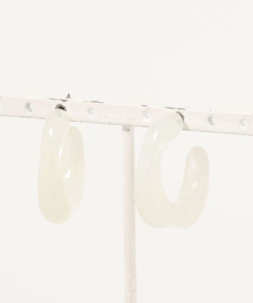 CRAFT STANDARD BOUTIQUE（クラフトスタンダードブティック）の「マーブルニュアンスフープピアス　＊（ピアス（両耳用）・レディース・ホワイト/グレー・FREE）」の3枚目の写真