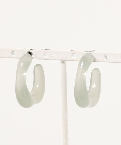CRAFT STANDARD BOUTIQUE（クラフトスタンダードブティック）の「マーブルニュアンスフープピアス　＊（ピアス（両耳用）・レディース・ホワイト/グレー・FREE）」の4枚目の写真