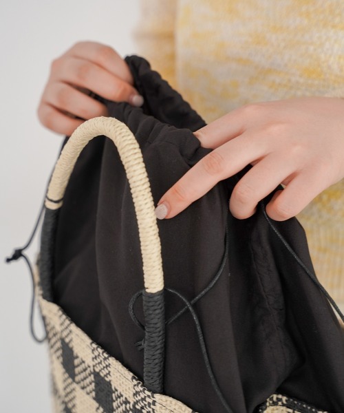 omom sot（オムオムソット）の「ギンガム トートバッグ omom sot（トートバッグ・レディース・ブラック/レッド・F）」の9枚目の写真