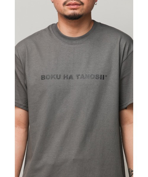 BOKU HA TANOSII（ボク　ハ　タノシイ）の「ライセンスT（Tシャツ/カットソー・メンズ・ブラック/オレンジ/ヘザーグレー/ホワイト/グリーン系その他/チャコールグレー/ライトグリーン/アーミー/サンドベージュ/ネイビー/ライトブラウン・MEDIUM/X-LARGE/LARGE）」の4枚目の写真