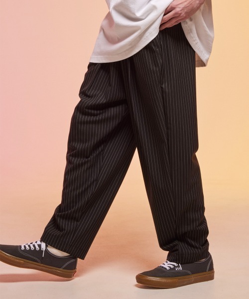 rehacer(レアセル)の「rehacer : Drape Gathered Stripe Pants / ドレープギャザーストライプパンツ(スラックス・メンズ・ブラック/グレー・SMALL/MEDIUM/LARGE)」の2枚目の写真