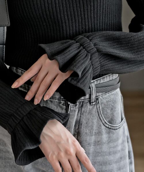 デザインネック　リブニット　ボルドー rps（アールピーエス）の「キャンディ袖フリルネックリブニットプル