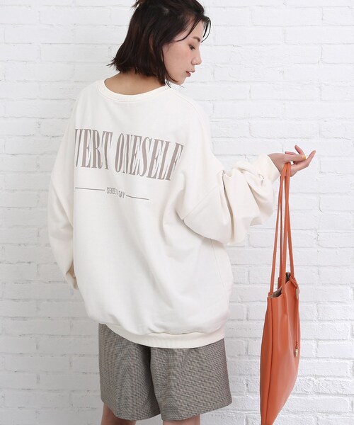 Cutie Blonde（キューティーブロンド）の「◆オーバーサイズ ロゴスウェット（スウェット・レディース・ホワイト系その他/チャコール/ライトグレー系/アイボリー系/パープル系5/オレンジ系5・00）」の4枚目の写真