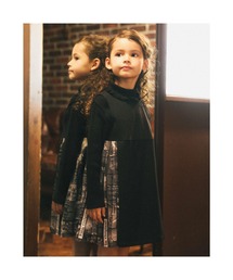 BeBe（ベベ）の「BeBe/【お揃い】サテンシネママガジンプリントワンピース(100~150cm)（ワンピース・キッズ）」
