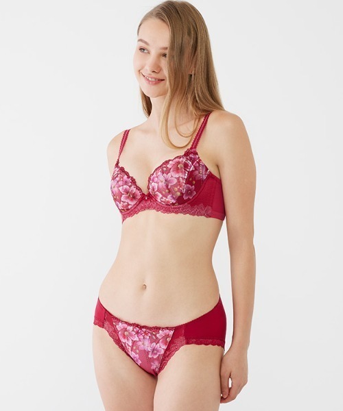 Triumph（トリンプ）の「天使のブラ スリムライン555 ブラジャー【D,E,Fカップ】TR555 WHU（ブラジャー・レディース・グレー/レッド/ブラック・D65/D70/D75/E65/E70/E75/F70/F75/D80/D85/D90/D95/E80/E85/E90/E95/F65/F80）」の14枚目の写真