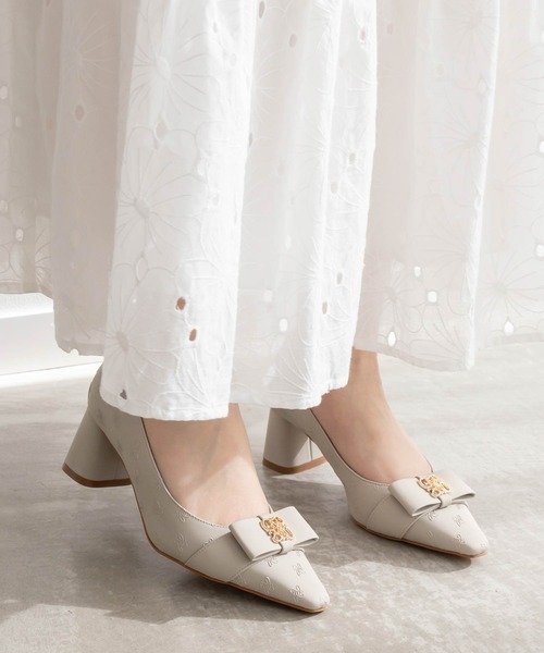 RANDA（ランダ）の「モノグラムゴールドパーツパンプス（パンプス・レディース・アイボリー/ブラック/キャメル/グレー・25/23/24.5/22.5/25.5/23.5/24/22）」の4枚目の写真