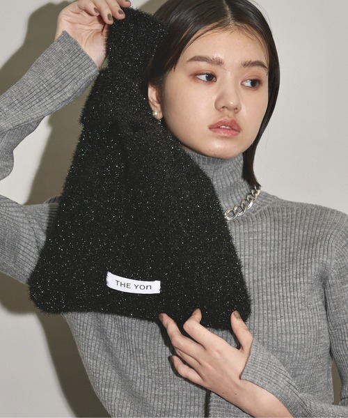 THE YOn（ザヨン）の「グリッターシャギーニットミニバッグ（ハンドバッグ・レディース・シルバー/ブラック/ブラック×ゴールド/ホワイト×ゴールド・FREE）」の3枚目の写真