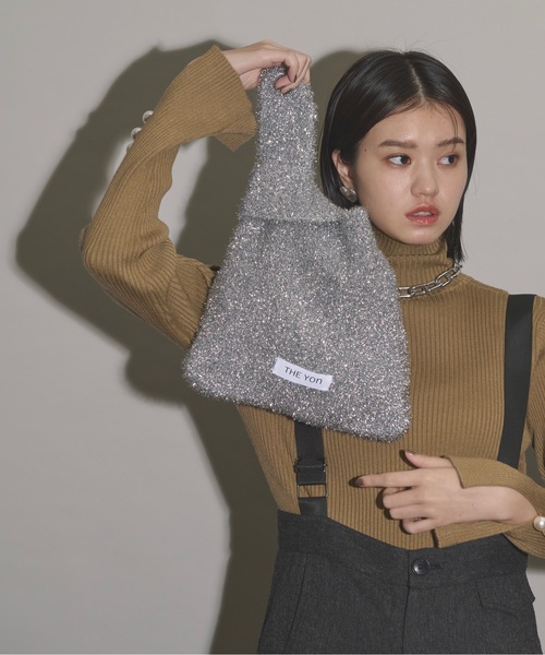 THE YOn（ザヨン）の「グリッターシャギーニットミニバッグ（ハンドバッグ・レディース・シルバー/ブラック/ブラック×ゴールド/ホワイト×ゴールド・FREE）」の6枚目の写真