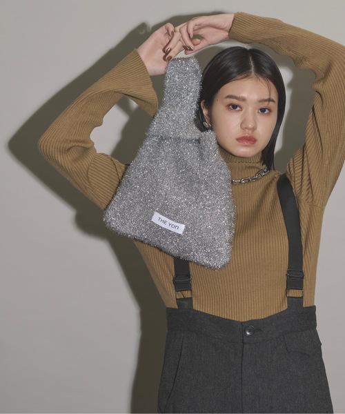 THE YOn（ザヨン）の「グリッターシャギーニットミニバッグ（ハンドバッグ・レディース・シルバー/ブラック/ブラック×ゴールド/ホワイト×ゴールド・FREE）」の7枚目の写真