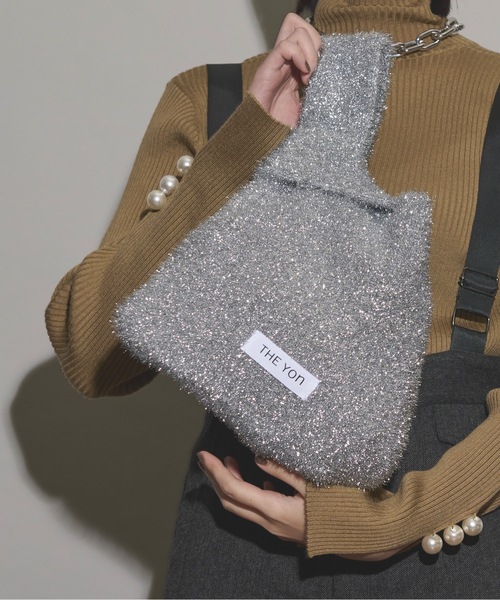 THE YOn（ザヨン）の「グリッターシャギーニットミニバッグ（ハンドバッグ・レディース・シルバー/ブラック/ブラック×ゴールド/ホワイト×ゴールド・FREE）」の8枚目の写真