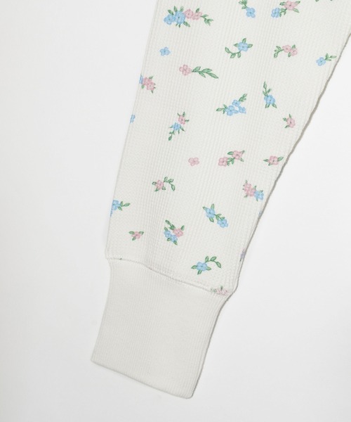 MILKFED.（ミルクフェド）の「FLORAL PATTERN WAFFLE L/S TOP（Tシャツ/カットソー・レディース・アッシュ/ホワイト・ONE SIZE）」の8枚目の写真