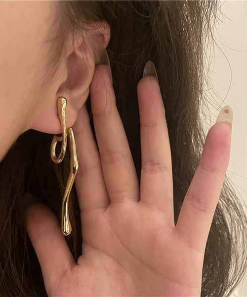 LYEON(リヨン)の「ドローイングロングピアス(ピアス(両耳用)・レディース・ゴールド/シルバー・FREE)」の2枚目の写真