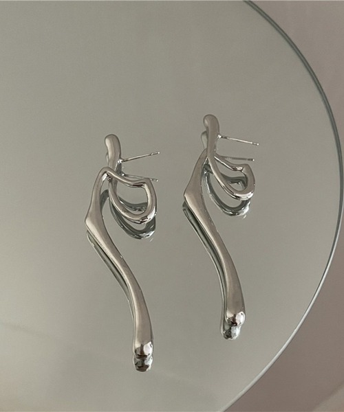 LYEON(リヨン)の「ドローイングロングピアス(ピアス(両耳用)・レディース・ゴールド/シルバー・FREE)」の3枚目の写真