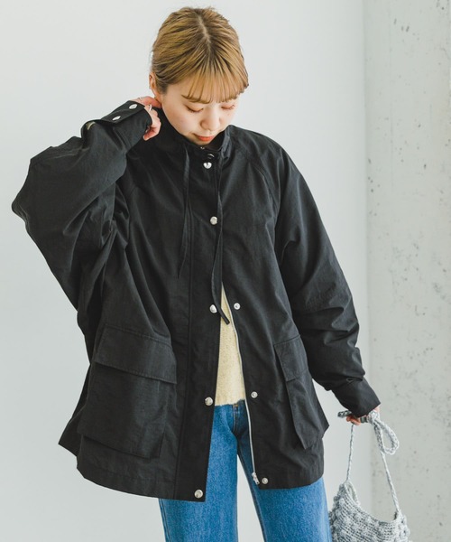 ITEMS URBANRESEARCH(アイテムズ アーバンリサーチ)の「ドルマンスタンドジャケット(ナイロンジャケット・レディース・ベージュ/ブラック・FREE)」の2枚目の写真