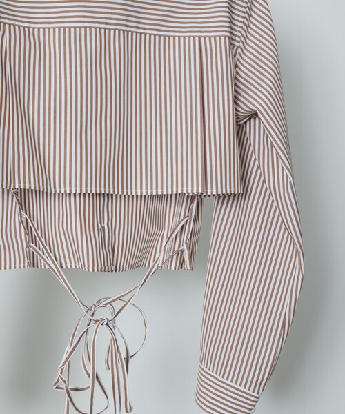 Firsthand（ファーストハンド）の「Firsthand/ファーストハンド バックオープンリボンシャツ / クロップ丈シャツ（シャツ/ブラウス・レディース・その他13/キャメル/ホワイト・ﾌﾘ-）」の4枚目の写真